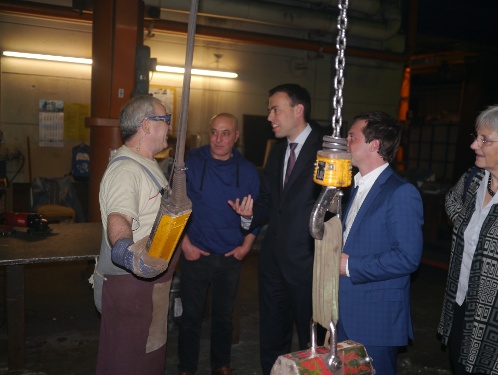 Dr. Nils Schmid im Gespräch mit einem Mitarbeiter
