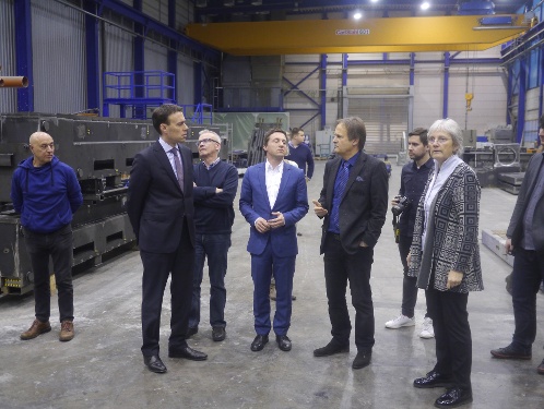 Besichtigung der Betonierhalle, wo Maschinengestelle mit Duropol gefüllt werden.